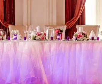 https://cf.ltkcdn.net/weddings/images/slide/251204-850x744-11-pictures-head-table-decorations.webp