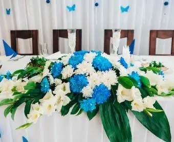 https://cf.ltkcdn.net/weddings/images/slide/251194-850x744-1-pictures-head-table-decorations.webp