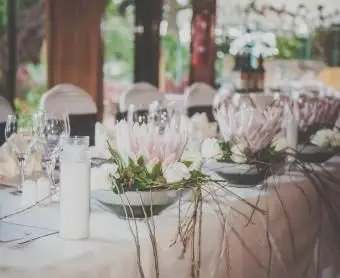 https://cf.ltkcdn.net/weddings/images/slide/251196-850x744-3-pictures-head-table-decorations.webp