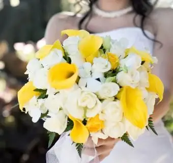 https://cf.ltkcdn.net/weddings/images/slide/241262-850x851-7-calla-lily-bridal-bouquets.webp
