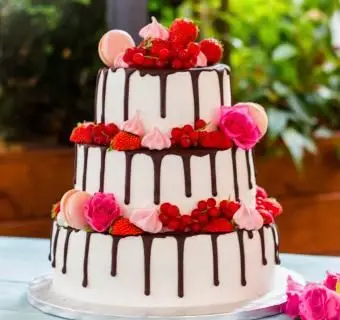https://cf.ltkcdn.net/weddings/images/slide/241201-850x850-13-three-tier-wedding-cakes.webp