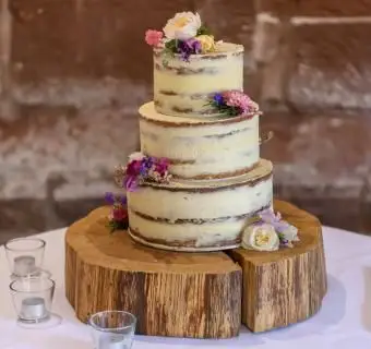 https://cf.ltkcdn.net/weddings/images/slide/241194-850x850-6-three-tier-wedding-cakes.webp