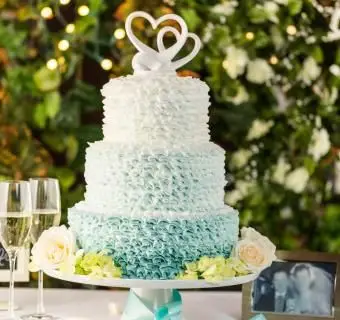 https://cf.ltkcdn.net/weddings/images/slide/241196-850x850-8-three-tier-wedding-cakes.webp