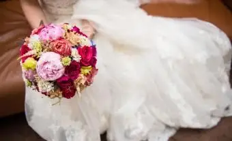 https://cf.ltkcdn.net/weddings/images/slide/245598-850x567-peony-and-rose-bouquet.webp