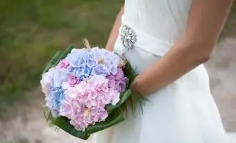 https://cf.ltkcdn.net/weddings/images/slide/245599-850x566-hydrangea-bouquet.webp