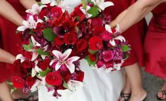 https://cf.ltkcdn.net/weddings/images/slide/245602-850x567-red-wedding-bouquet.webp
