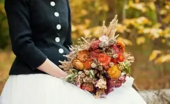 https://cf.ltkcdn.net/weddings/images/slide/245605-850x567-autumn-wedding-bouquet.webp