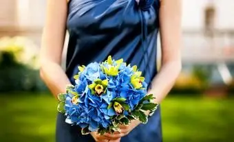 https://cf.ltkcdn.net/weddings/images/slide/245607-850x566-blue-flower-bouquet.webp