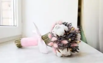 https://cf.ltkcdn.net/weddings/images/slide/245608-850x567-bridal-bouquet-with-cotton.webp