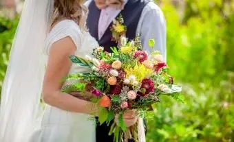 https://cf.ltkcdn.net/weddings/images/slide/245589-850x567-wildflower-wedding-bouquet.webp