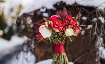 https://cf.ltkcdn.net/weddings/images/slide/245591-850x567-winter-bouquet.webp
