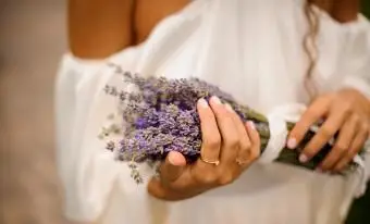 https://cf.ltkcdn.net/weddings/images/slide/245592-850x566-simple-lavender-bouquet.webp