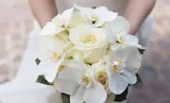https://cf.ltkcdn.net/weddings/images/slide/245595-850x567-white-flower-bouquet.webp