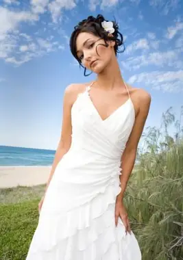 https://cf.ltkcdn.net/weddings/images/slide/106653-566x848-Tiered_Halter_Beach_Dress.webp