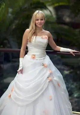 https://cf.ltkcdn.net/weddings/images/slide/106657-565x850-Dress_With_Flowers.webp