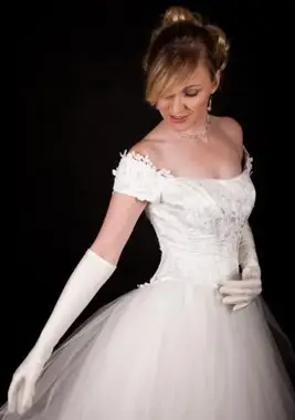 https://cf.ltkcdn.net/weddings/images/slide/158171-566x848r1-Wedding-gloves.webp