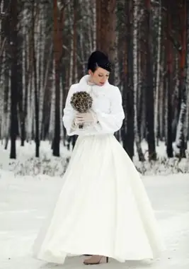 https://cf.ltkcdn.net/weddings/images/slide/158172-566x848r1-Winter-bride.webp