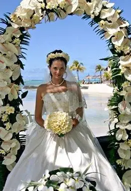 https://cf.ltkcdn.net/weddings/images/slide/106283-261x400-beachflower1.webp