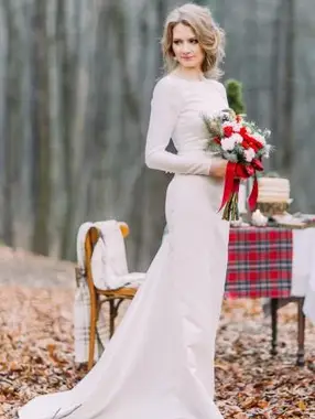 https://cf.ltkcdn.net/weddings/images/slide/197862-607x850-xmas05_sleevescrop.webp