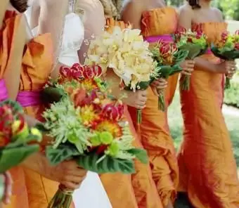 Orangefarbene Brautjungfernkleider