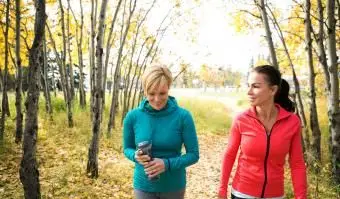 חברים הולכים על שביל בסתיו