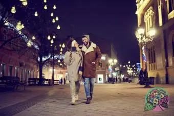 冬の夜に街を歩く幸せなカップル