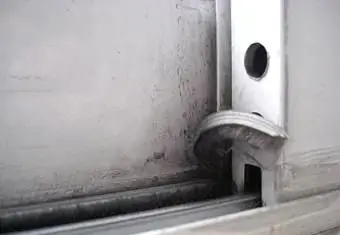 Inštalácia pásky proti poveternostným vplyvom na posuvné sklenené dvere