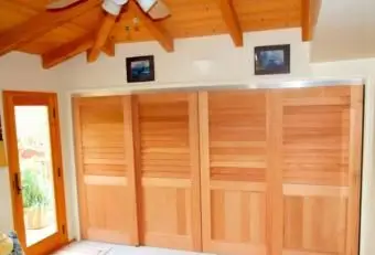 Portes de placard coulissantes en cèdre de Kestrel Shutters and Doors