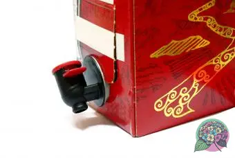 Caixa de papel de vinho tinto com galo negro