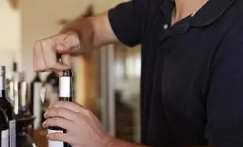 6 maneiras de selar novamente uma garrafa de vinho