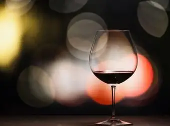 Guía de vasos de globo de vino tinto con características y consejos