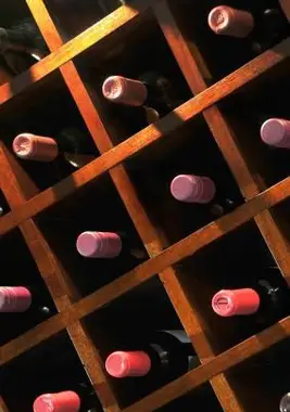 stojak na wino z indywidualnymi schowkami