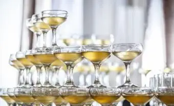 10 großartige Orte, um Champagnergläser in großen Mengen zu kaufen