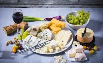 Guía de maridaje de quesos y vinos con tabla