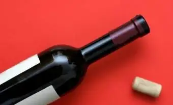 몇 가지 간단한 단계로 와인 병을 여는 방법