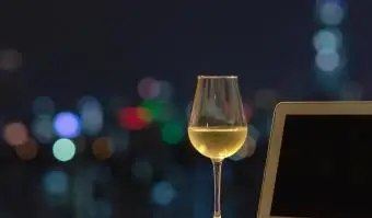 vin blanc avec ordinateur portable