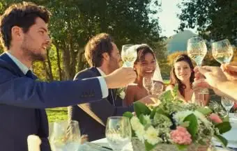 Prípitok na svadobnú hostinu na recepcii