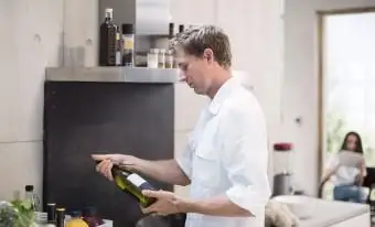 Come rimuovere le etichette dalle bottiglie di vino