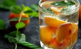 Verre de sangria aux abricots