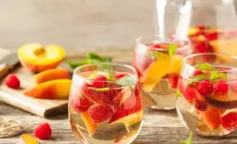 Sangria aux baies de pêche