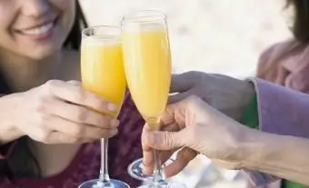 9 nieodpartych przepisów na poncz szampański