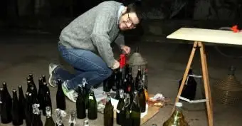Człowiek robi wino w domu?