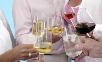 축배에 와인 잔을 올리는 사람들