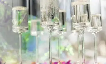 Flûtes à champagne et confettis