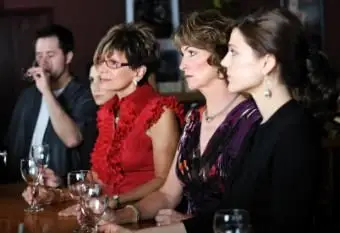 ワインテイスティングの準備ができているグループ