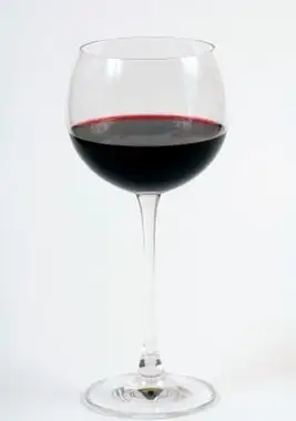 레드 와인 잔에 레드 와인