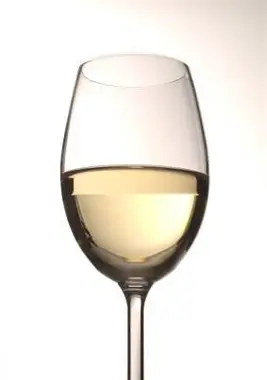 화이트 와인 글라스에 화이트 와인