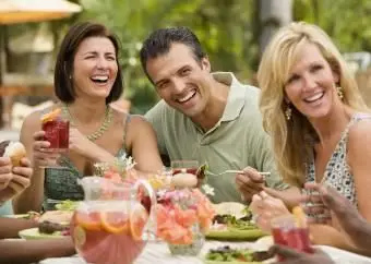 Amici riuniti per cena bevendo sangria spagnola