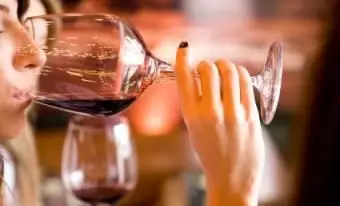 Frau, die Wein probiert