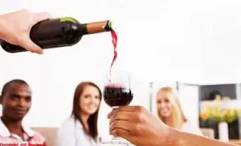 כמה יין צריך לתרשים לאדם